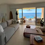Paillote Perchee A 180 ° Sur La Mer