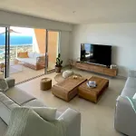 Paillote Perchee A 180 ° Sur La Mer